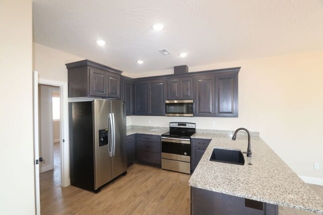 Building Photo - 397 W Willow Dr
