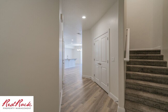 Building Photo - Modern Townhome in Desirable Hurricane Hei...