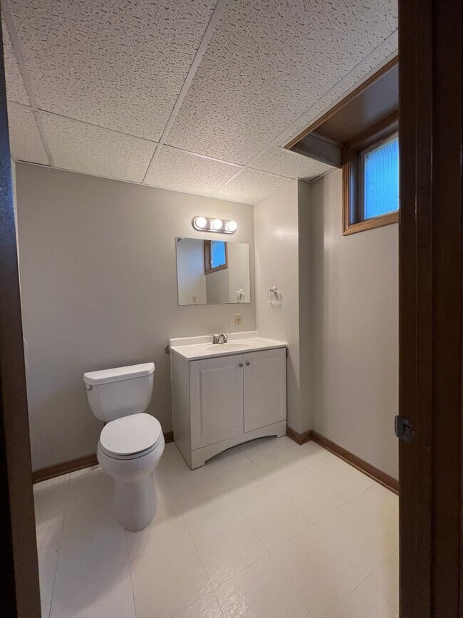 Building Photo - 3 Bedroom With 4th Non-Conforming In Diamo...