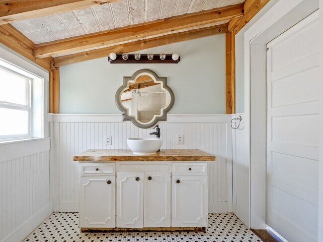 Building Photo - Adorable, fully updated 1-bdr/1-bath Milwa...