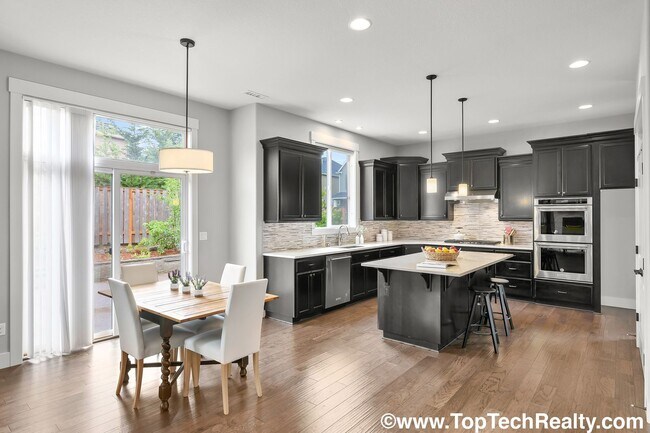Building Photo - Beautiful *CORNER LOT* 5 BD* 3.5 BA* Singl...