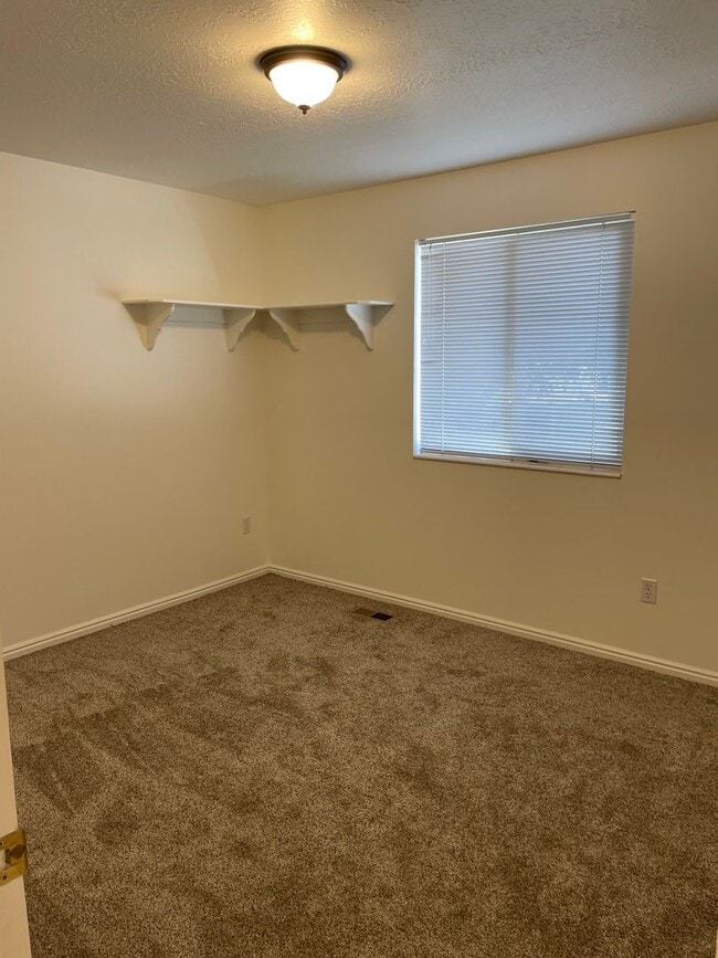 Building Photo - Desirable Kaysville Area/ 5 Bedroom Home