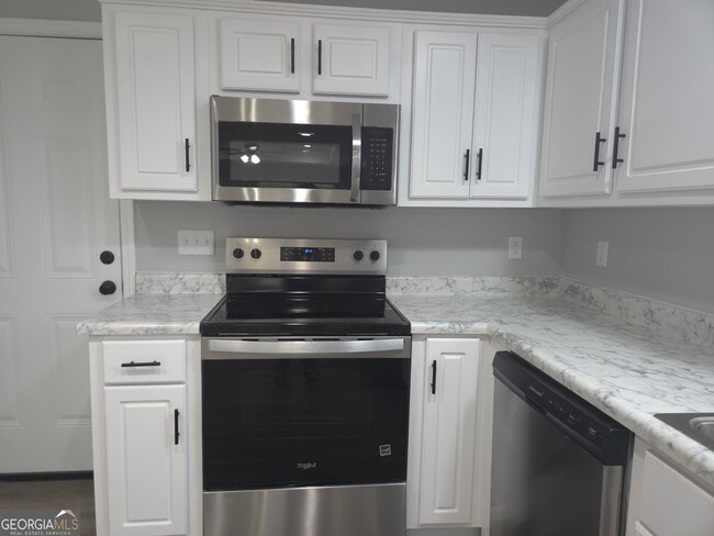 Building Photo - 401 E 7th St