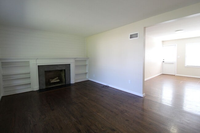 Building Photo - July 2025 FREE On This 2 Bedroom 1 Bath Ho...