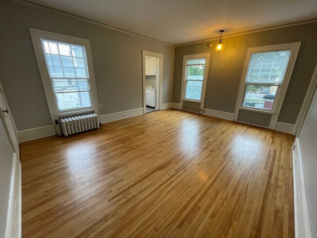 Building Photo - Mansion Studio w/original 1902 bath - sepa...