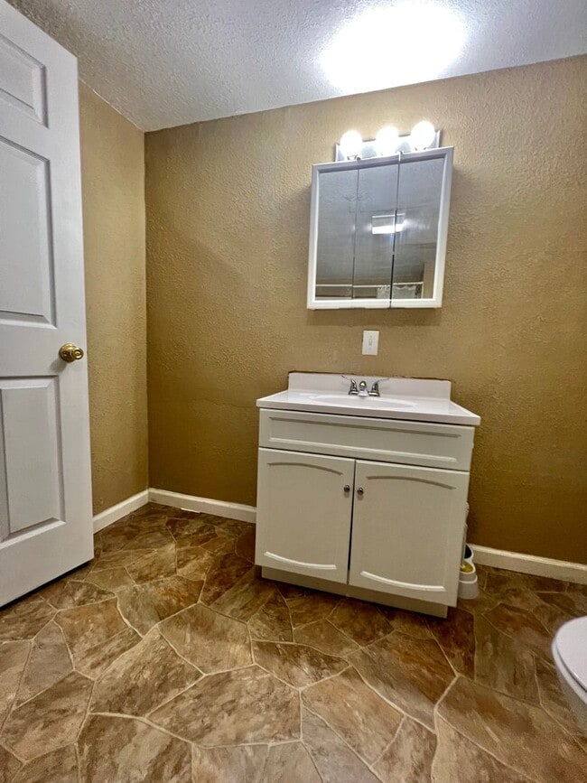 Building Photo - NEW LISTING! 3 Bedroom House!