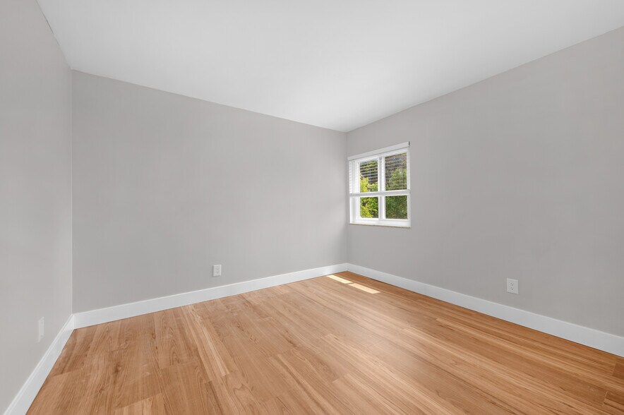 Bedroom - 20333 Detroit Rd
