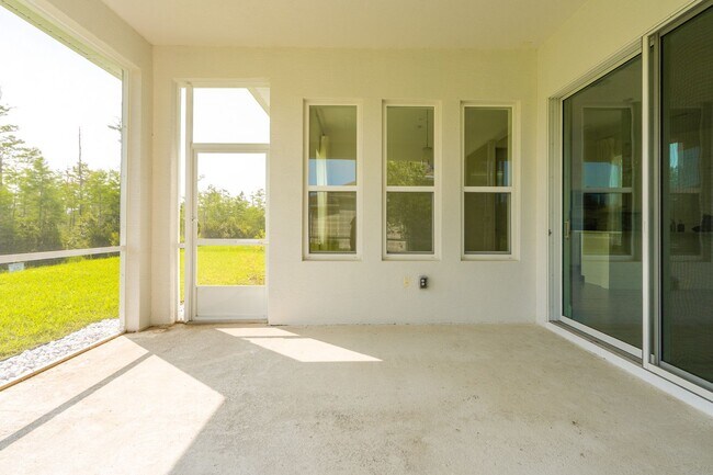 Building Photo - Luxurious 3-Bedroom Home Backing to a Natu...