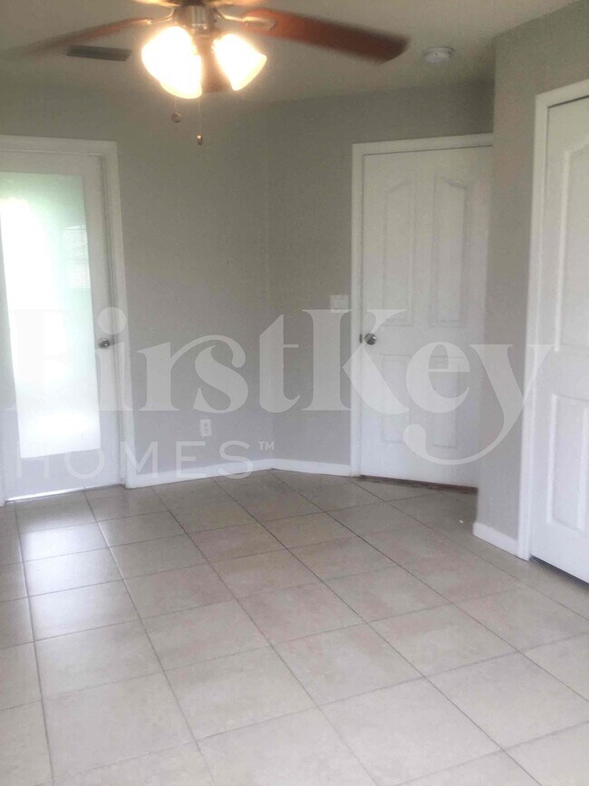 Building Photo - 662 SW Sandbar Terrace