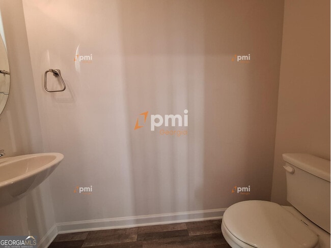 Building Photo - 127 Maple Dr