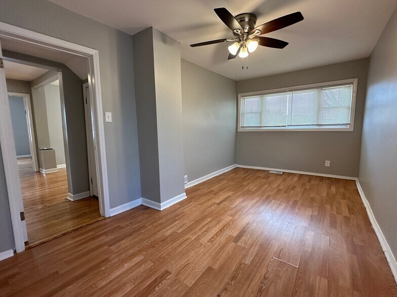 Building Photo - 1009 N Parkside Ave