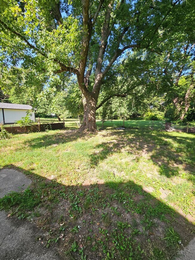 Building Photo - 2 bedroom | 1 Bathroom Home | Pets Welcome!