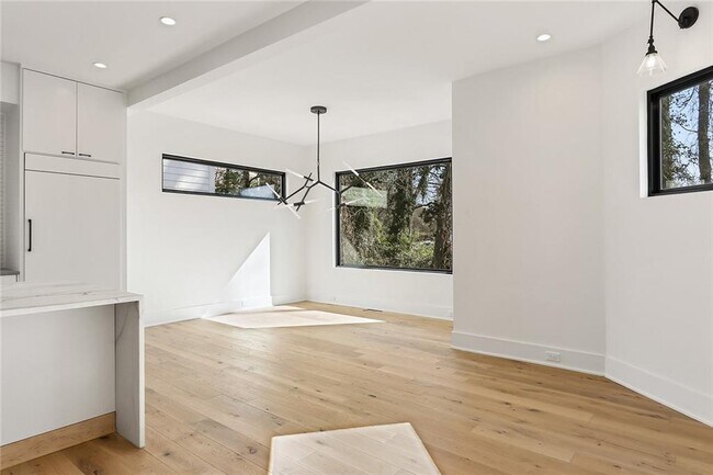 Building Photo - 2985 Lookout Pl NE