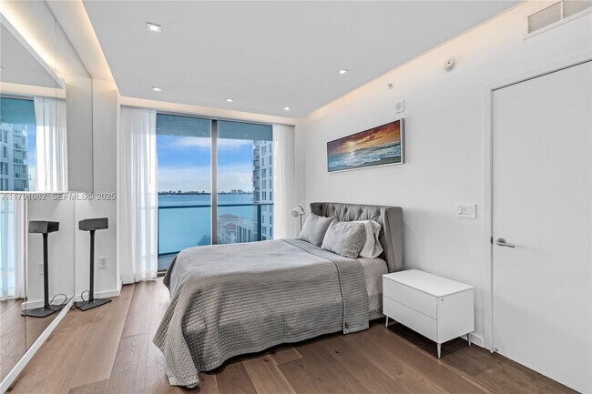 Building Photo - 460 NE 28th St