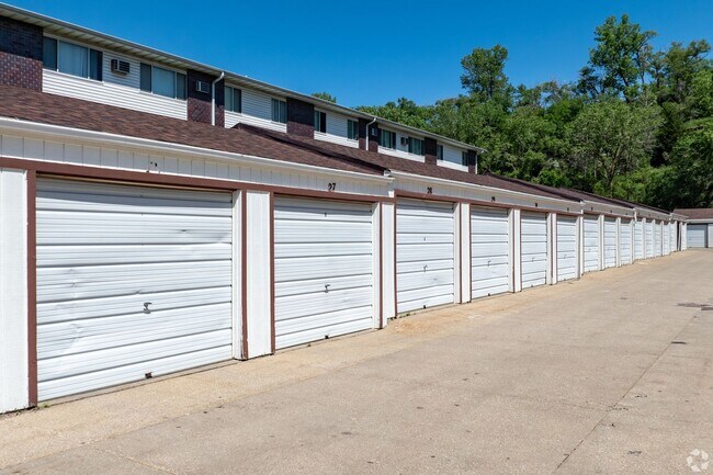 Building Photo - Spacious first floor one bedroom with mode...