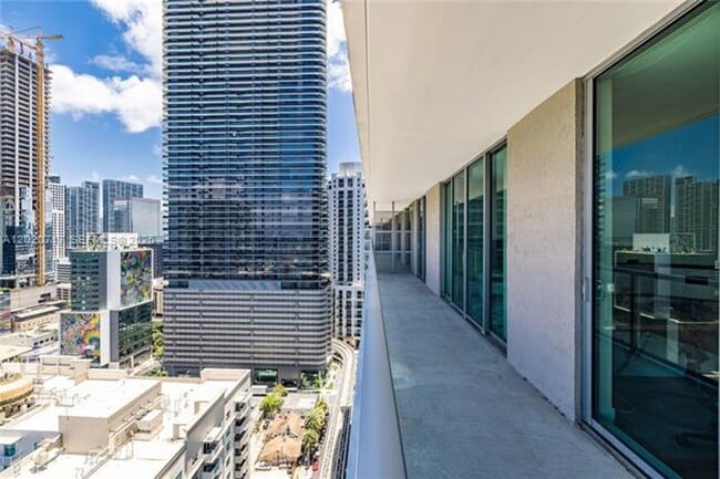Building Photo - 1111 SW 1st Ave