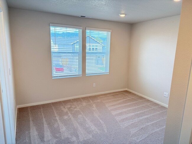 Building Photo - Newer 3 bedroom 2.5 bathroom house!