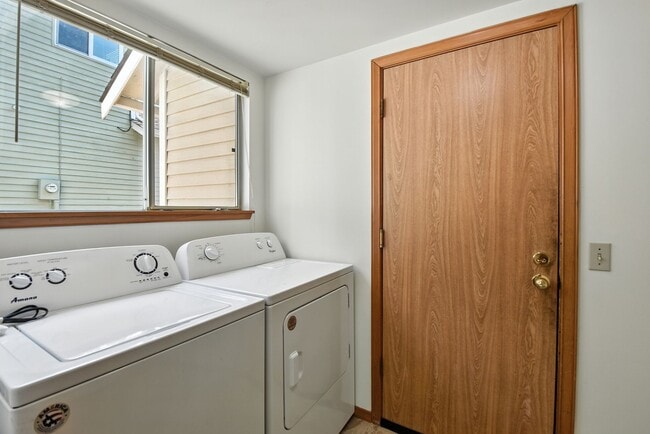 Building Photo - 3Bd/2.5Ba Kirkland Home