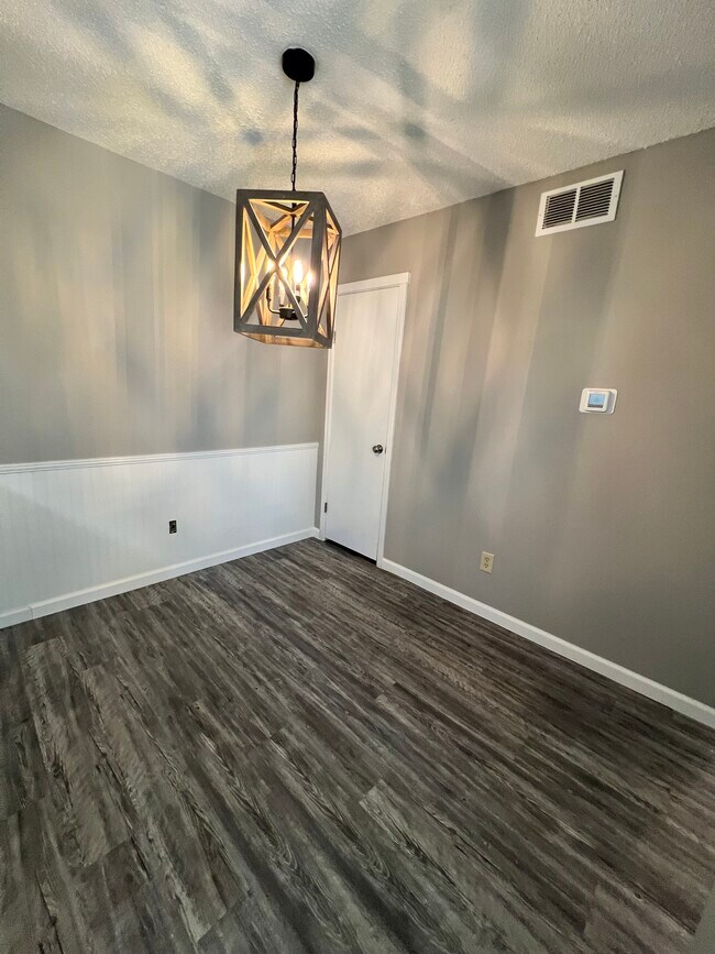 Building Photo - 813 Red Bird Ln