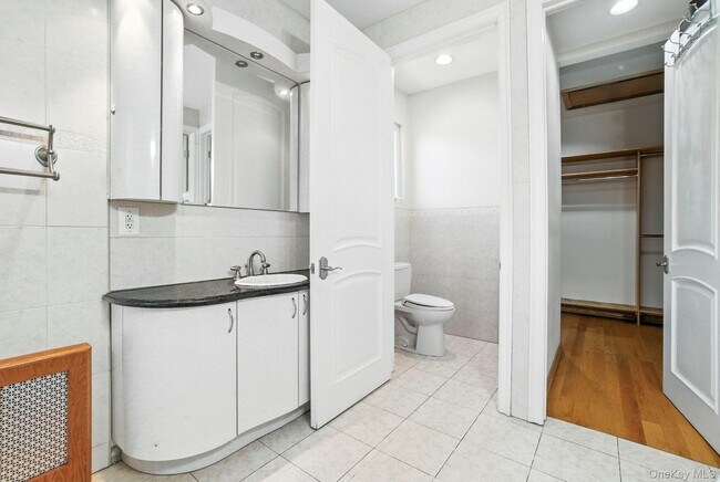 Building Photo - 77-16 Kew Forest Ln