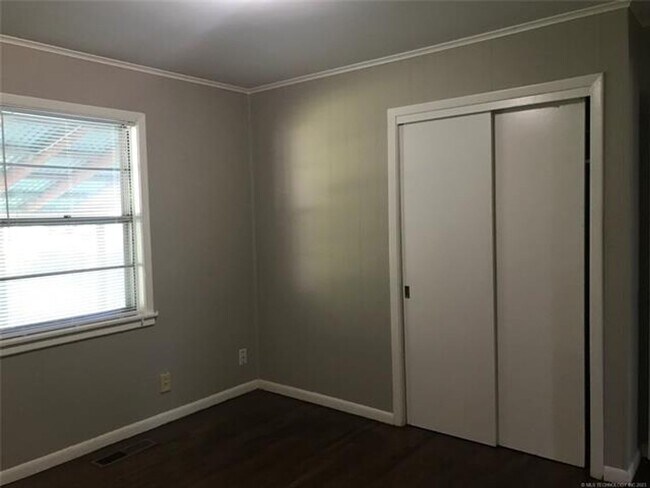 Building Photo - 3 bedrooms, 1.5 bath, close to Brookside restaurants, shopping and entertainment.