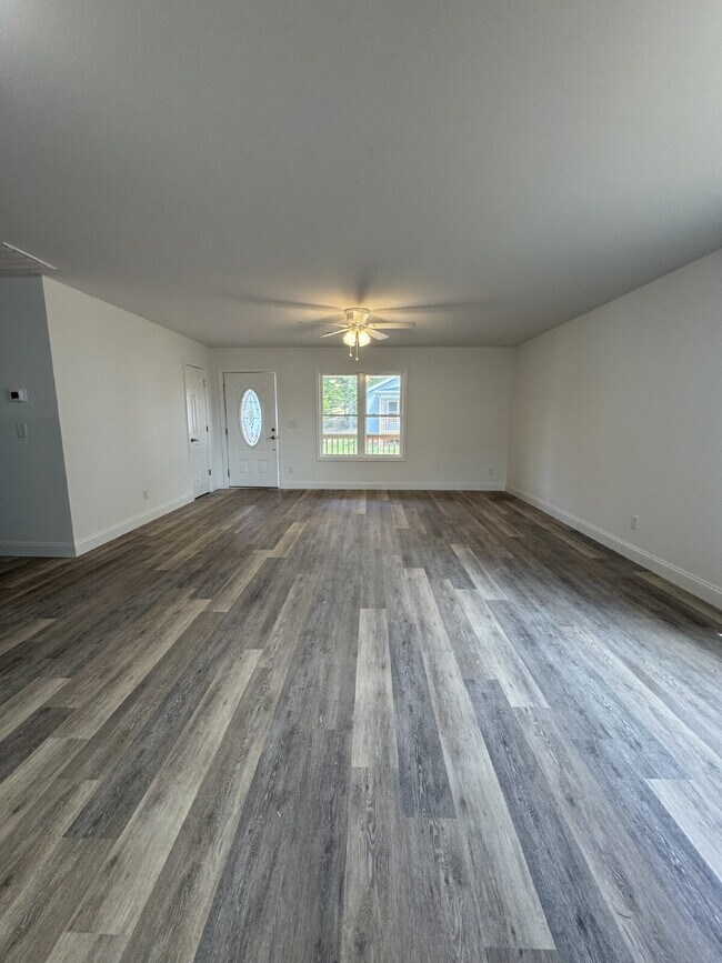 Building Photo - "Charming 3-Bed Haven with Granite Touches in Scenic Mars Hill"