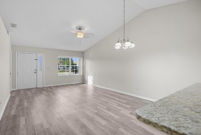 Building Photo - Popular Palm Harbor location