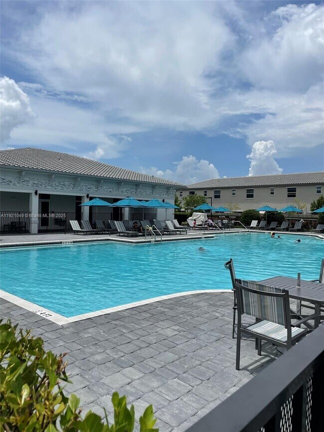 Building Photo - 2610 SE 13th St