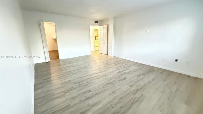 Building Photo - 6940 Miami Gardens Dr