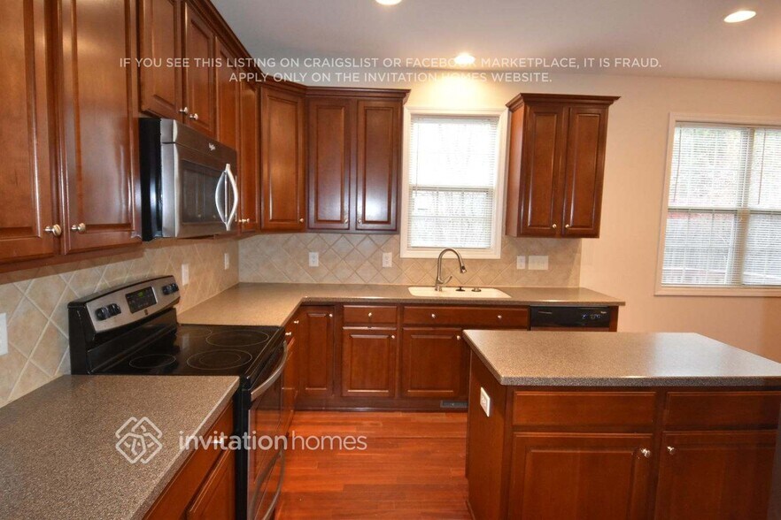 Building Photo - 335 Oak Alley Trail