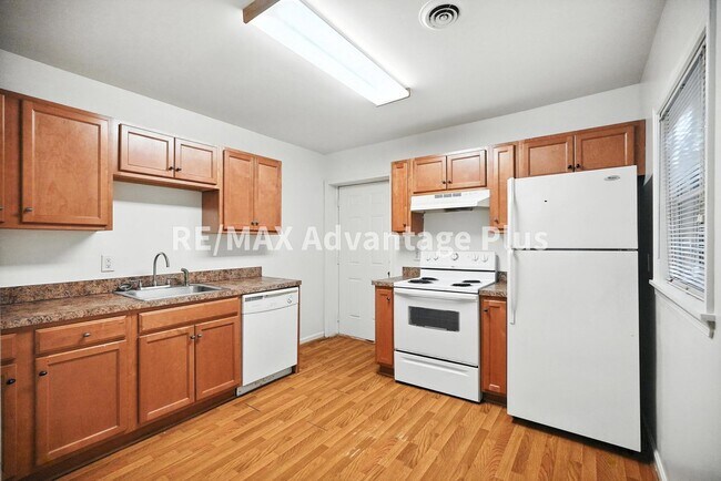 Building Photo - 424 Longwood Ave