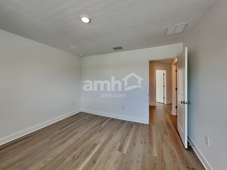 Building Photo - 3003 19th Ave W