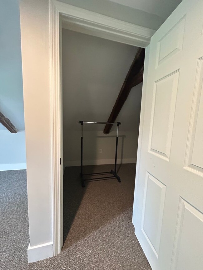 Building Photo - Beautiful renovated 5 bedroom 2.5 bath sin...