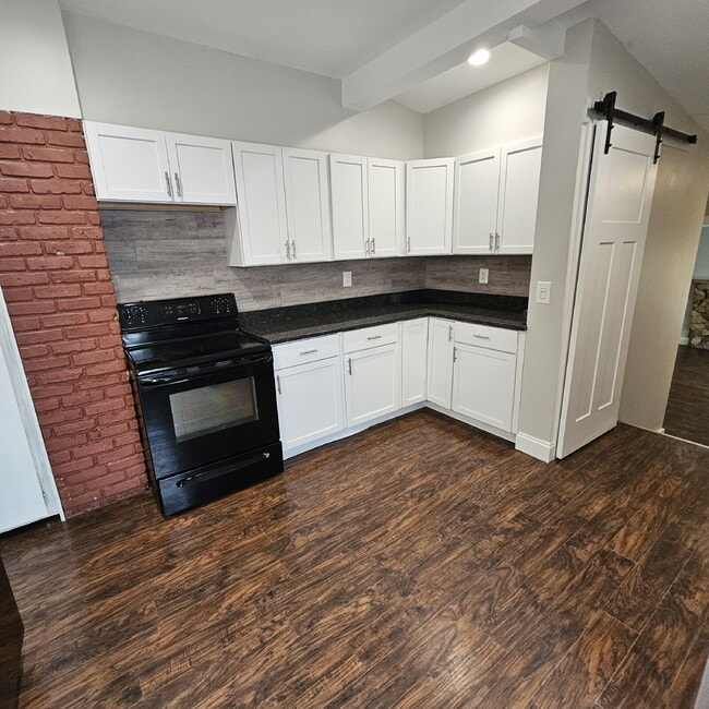 Building Photo - Duplex - 2 Bedroom, 2 Full Bathrooms and a...