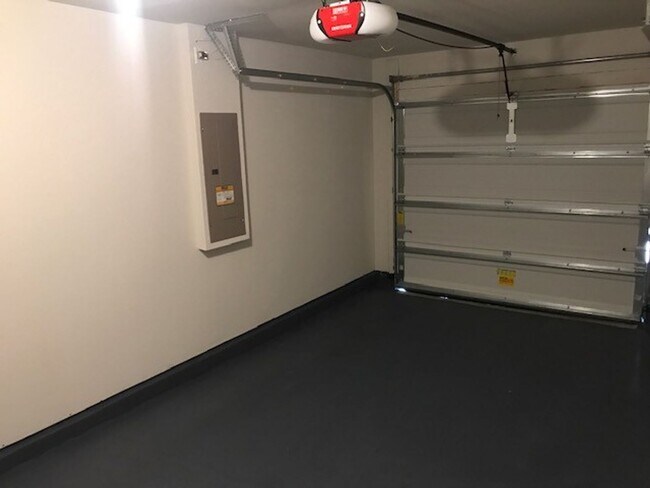 Building Photo - Cute Home Ready for Family