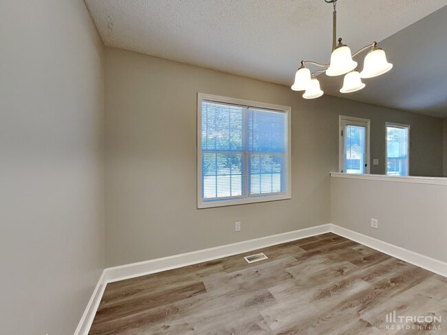 Building Photo - 1412 Grovewood Dr