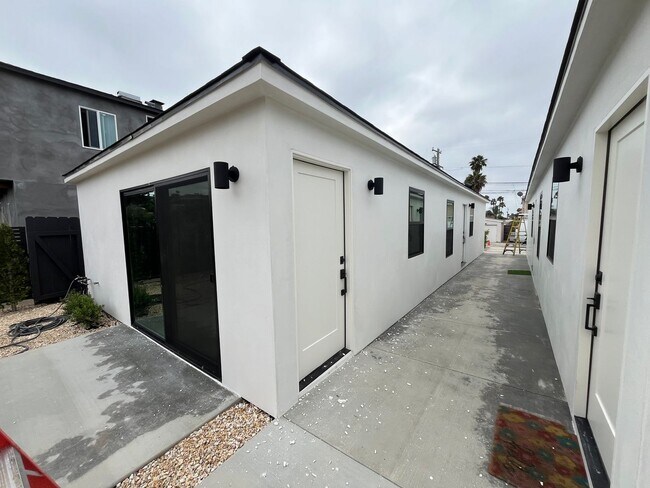 Building Photo - Newly Remodeled 2 Bed 1 Bath Unit in PB