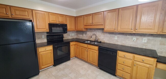 Building Photo - 2 Bedroom 3.5 Bathroom Townhouse