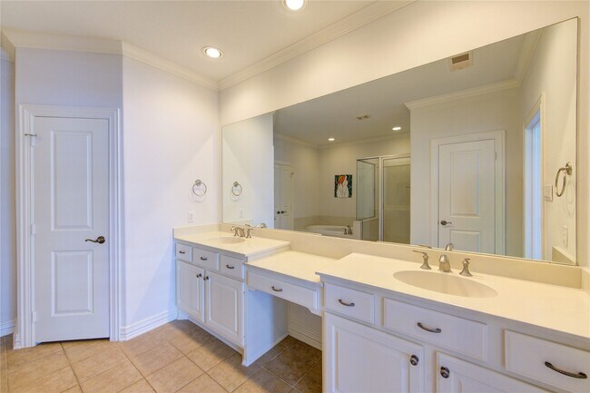 Building Photo - 2011 Spring Cedar Ln