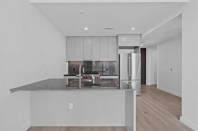 Primary Photo - 610 Davis St