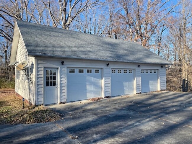 Building Photo - Mebane Farmhouse Available Now!