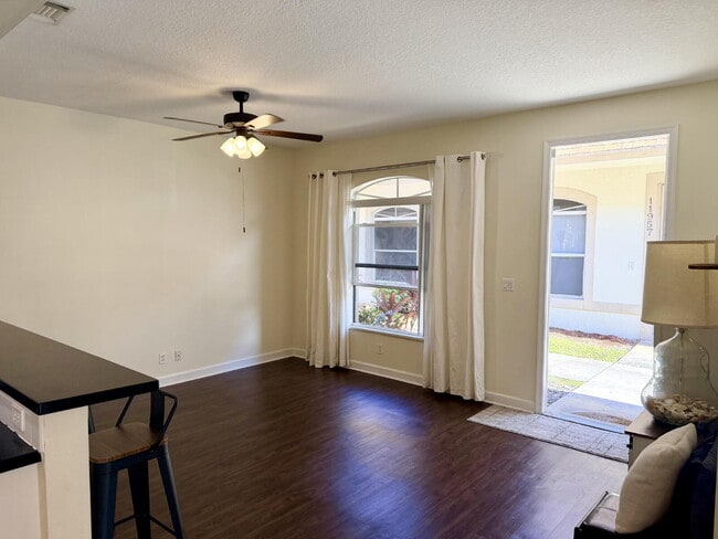 Building Photo - "Charming 3-Bed, 2-Bath Oasis in Wellington's Heart – 1060 Sqft of Comfort Awaits!"