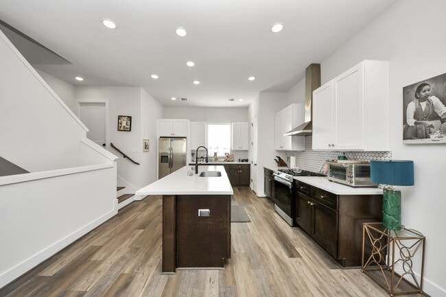 Building Photo - 3905 B Pinemont Dr