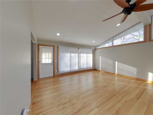 Building Photo - 1475 Valley Dr