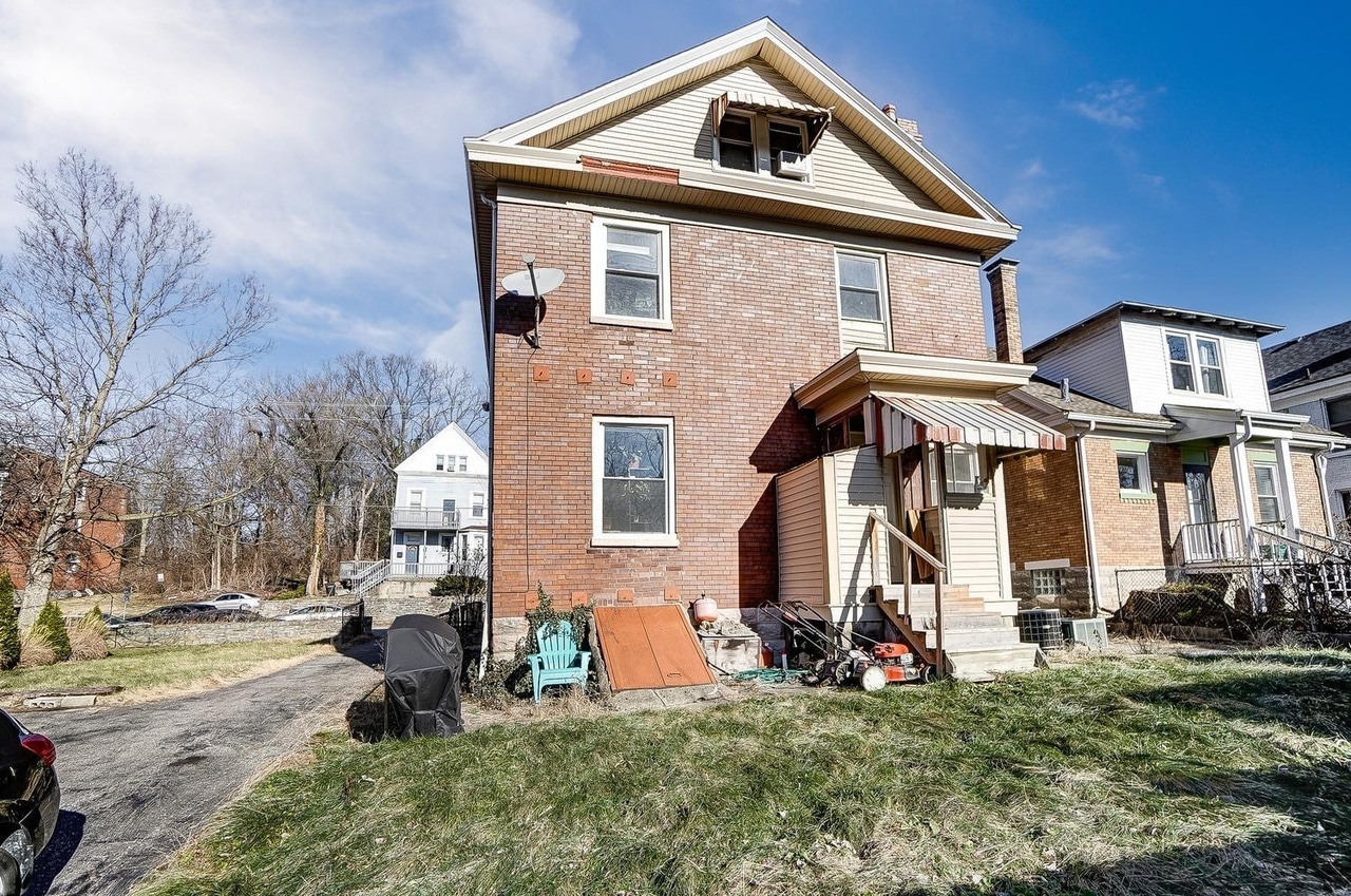 Building Photo - 985 Windsor St