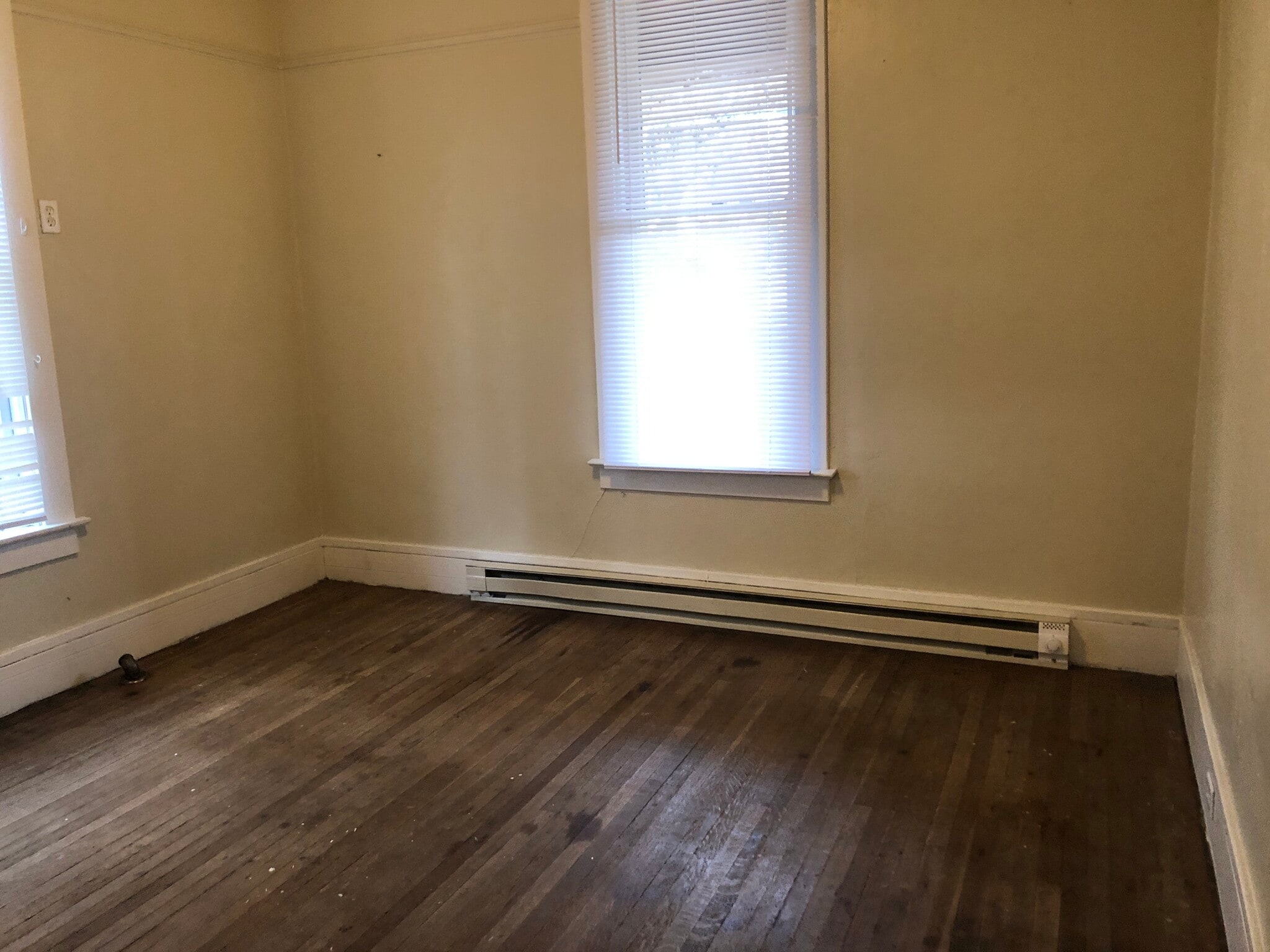 Building Photo - 400 NE Oak St