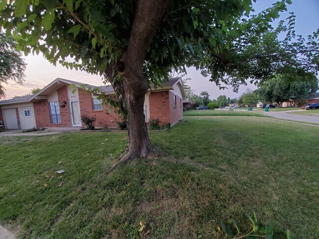 Building Photo - 8417 S Villa Ave