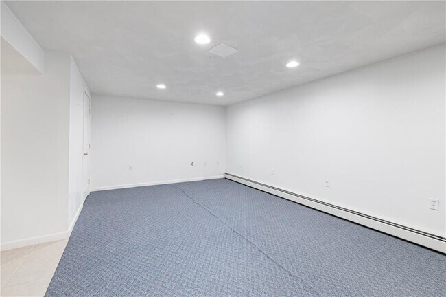 Building Photo - 42 Rollingwood Dr