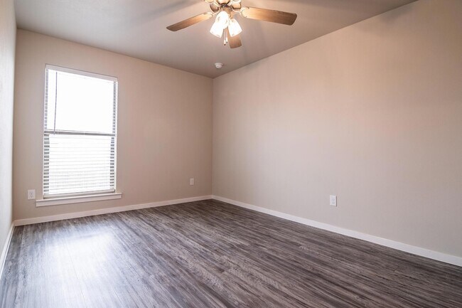 Building Photo - 2127 N Texas Ave