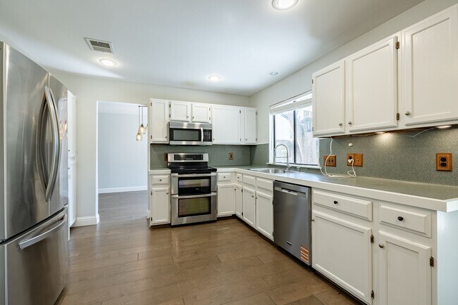 Building Photo - Beautiful 3 bedroom, 2.5 bathroom home in Gracywoods!